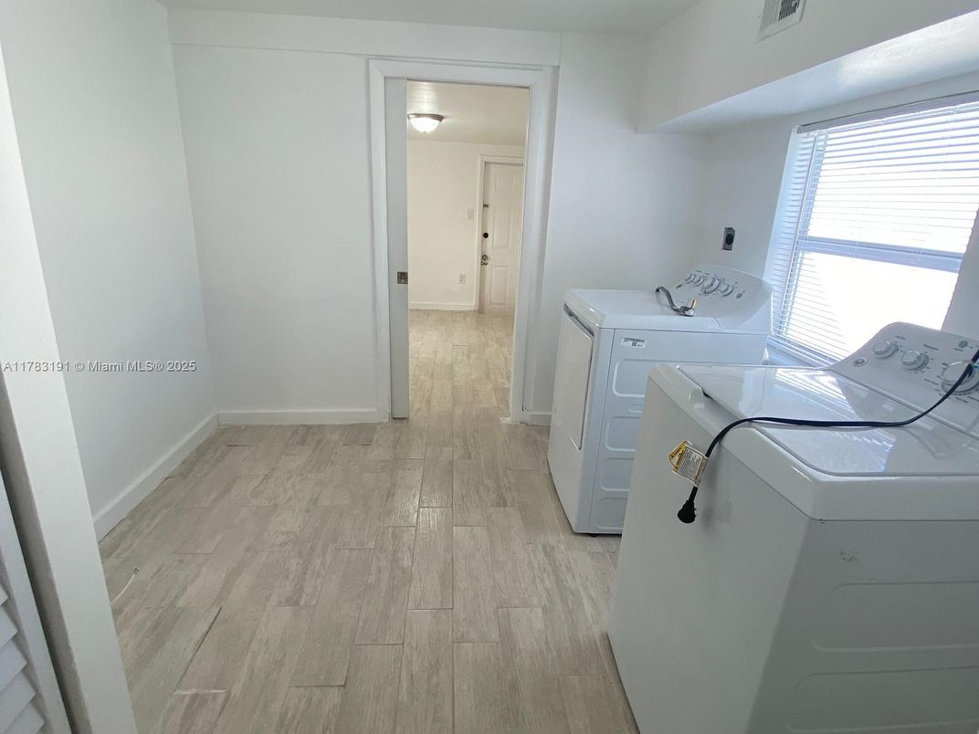 Interior, Washer, Wood Texture Flooring