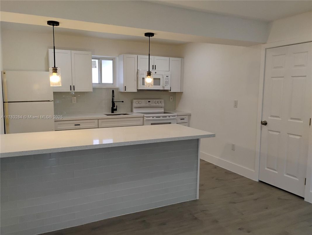 Interior, Kitchen, Pendant Lights, Wood Texture Flooring