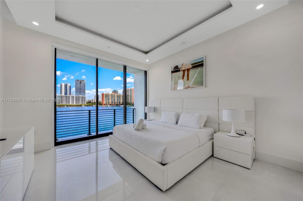 Bedroom, Interior, Recessed Lighting, Water