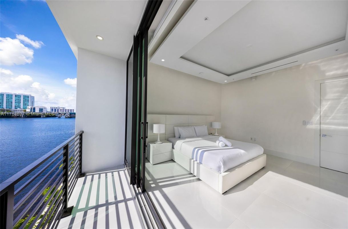 Bedroom, Interior, Recessed Lighting, Water