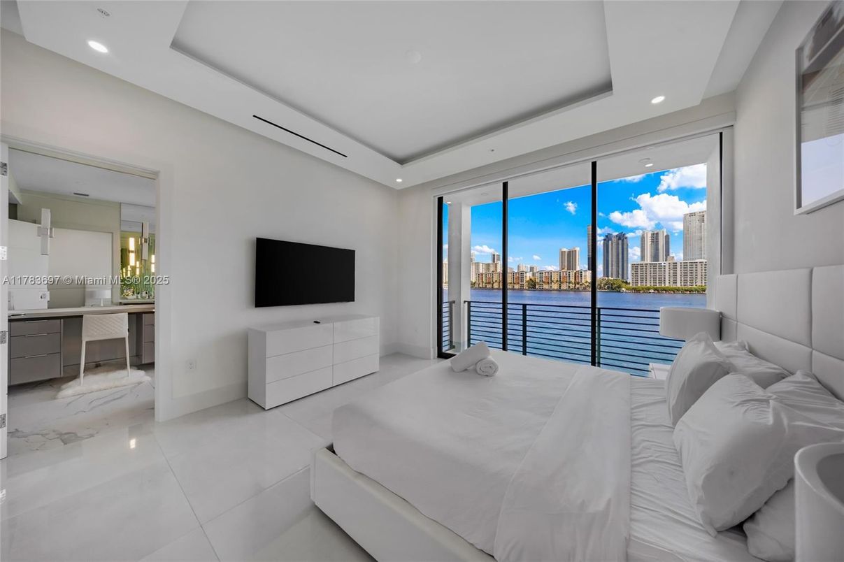 Bedroom, Interior, Recessed Lighting, Water