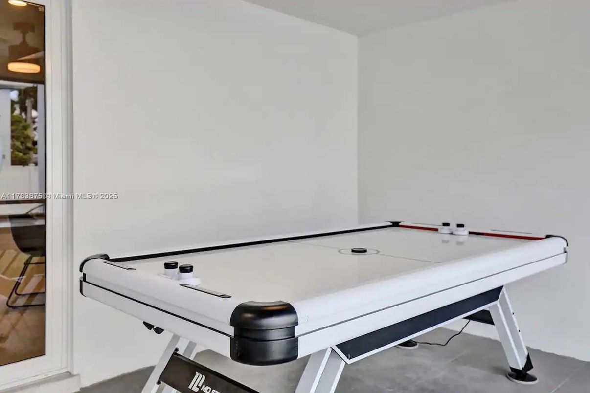 Game Room, Interior