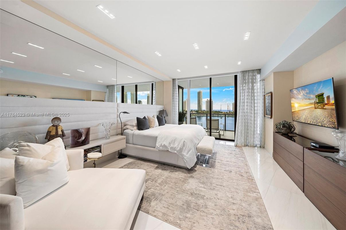 Bedroom, Interior, Living room, Recessed Lighting, Water