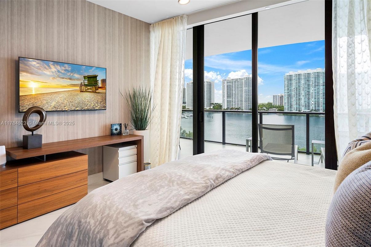Bedroom, Interior, Recessed Lighting, Water