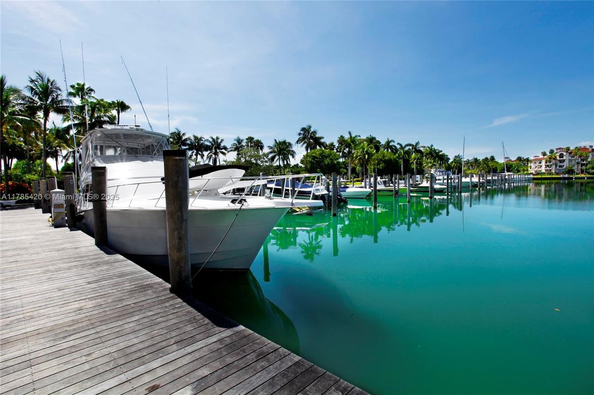 Exterior, Lake