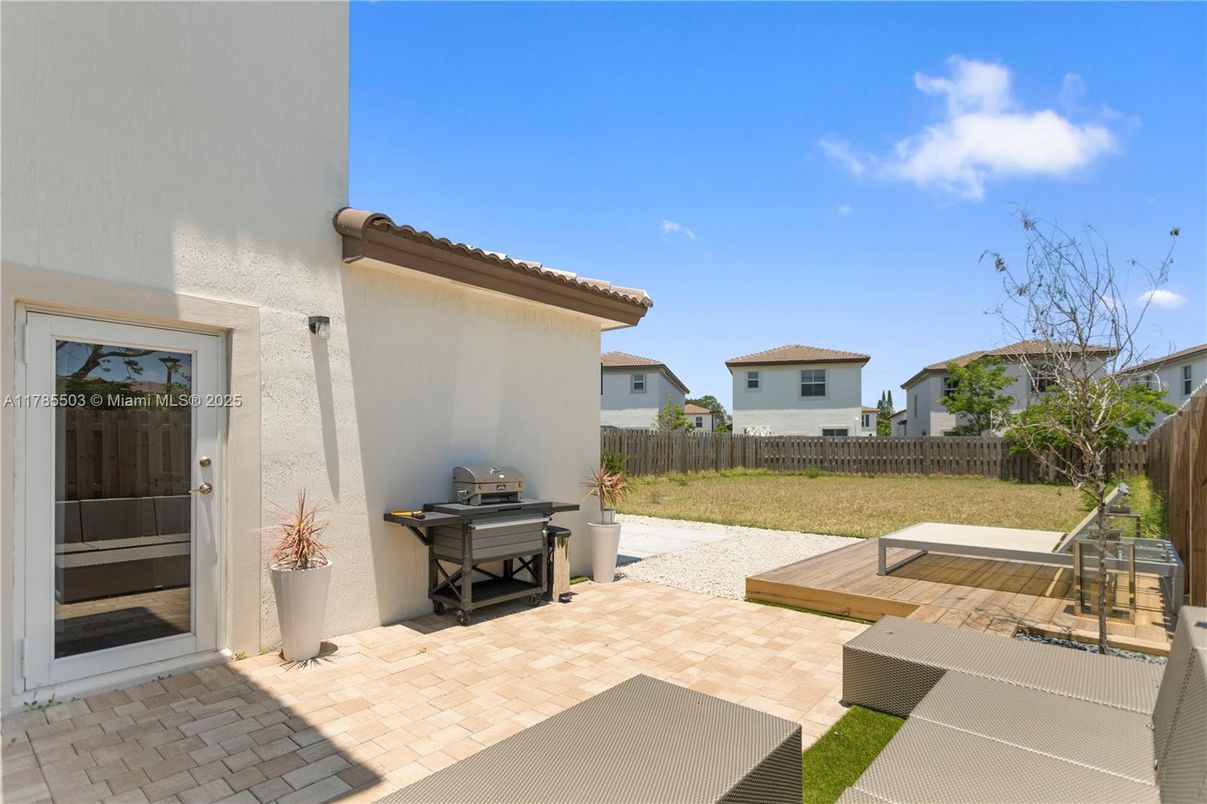 Backyard, Exterior, Outdoor Kitchen