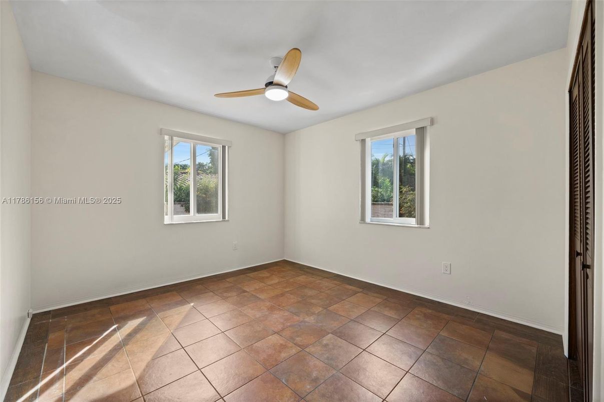 Empty room, Interior