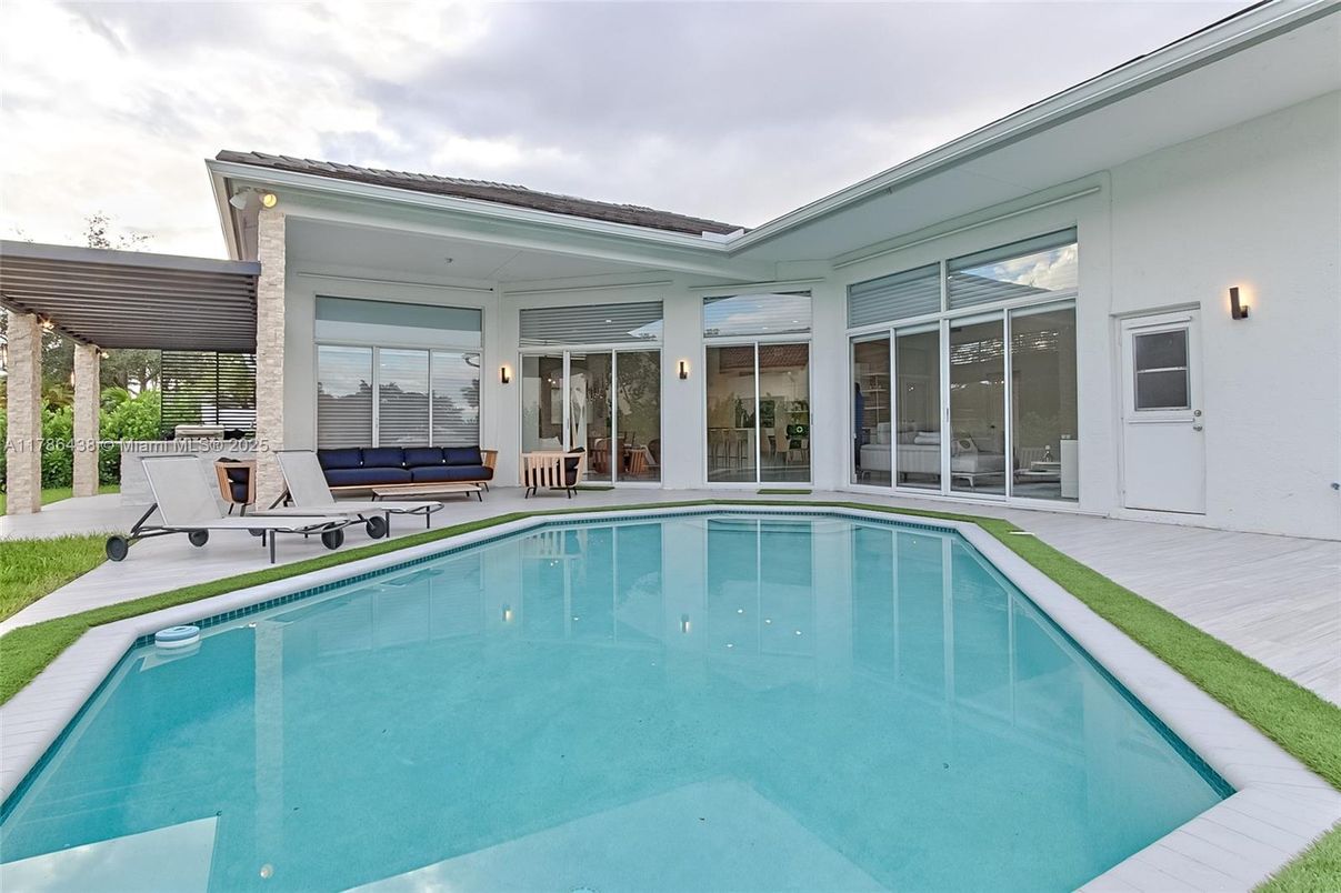 Exterior, Pool
