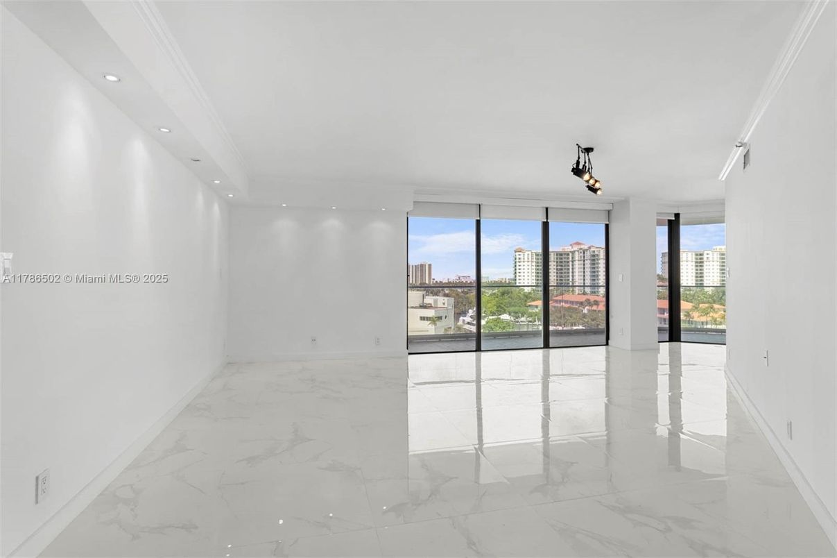 Empty room, Interior, Marble, Recessed Lighting