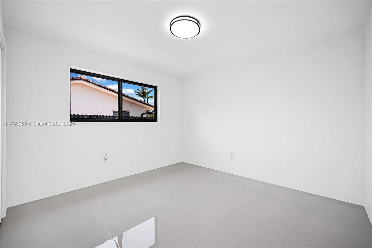 Empty room, Interior