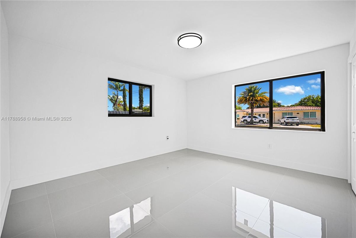 Empty room, Interior