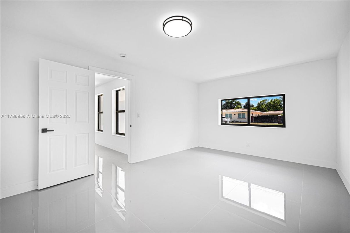 Empty room, Interior