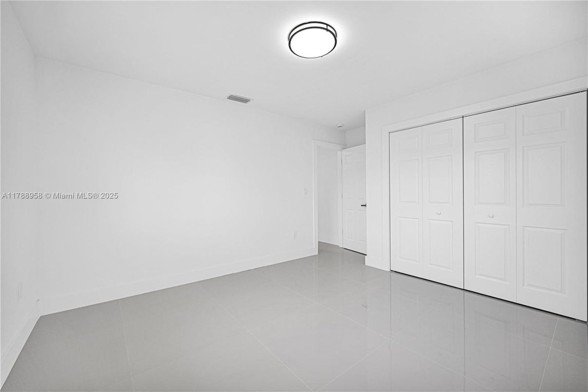 Empty room, Interior