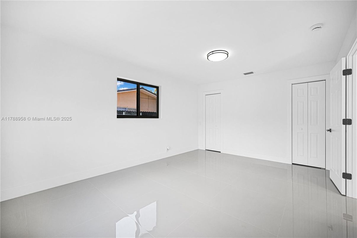 Empty room, Interior