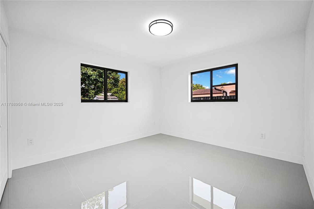 Empty room, Interior