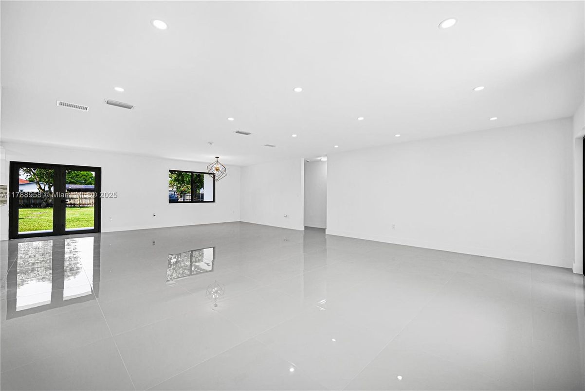 Empty room, Interior, Recessed Lighting