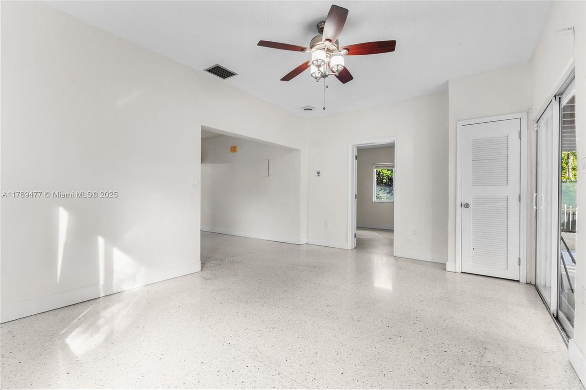 Empty room, Interior