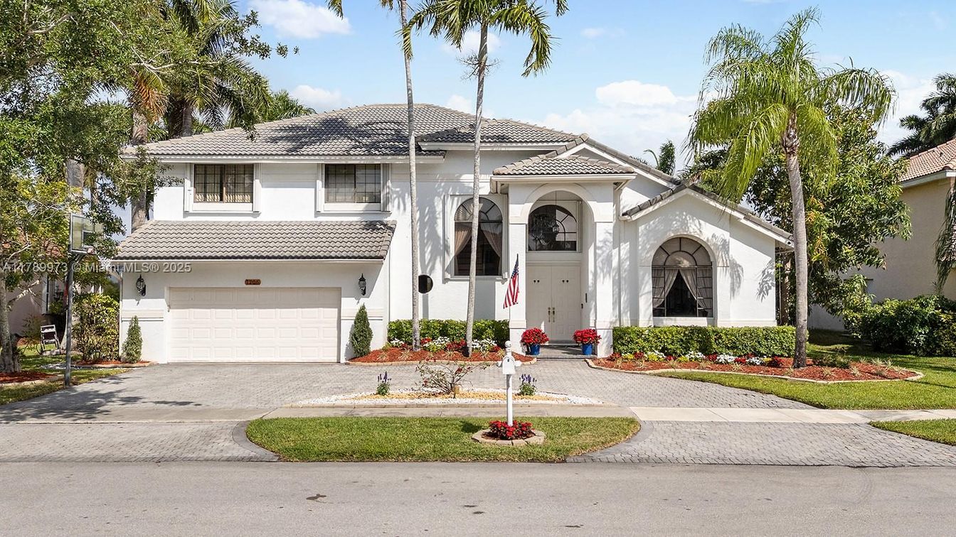 Attached, Exterior, Facade, Mediterranean