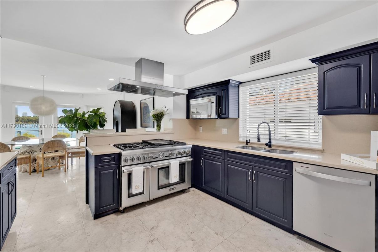Dining room, Interior, Kitchen, Pendant Lights, Recessed Lighting, Stainless Steel Appliances