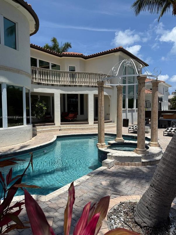 Exterior, Pool