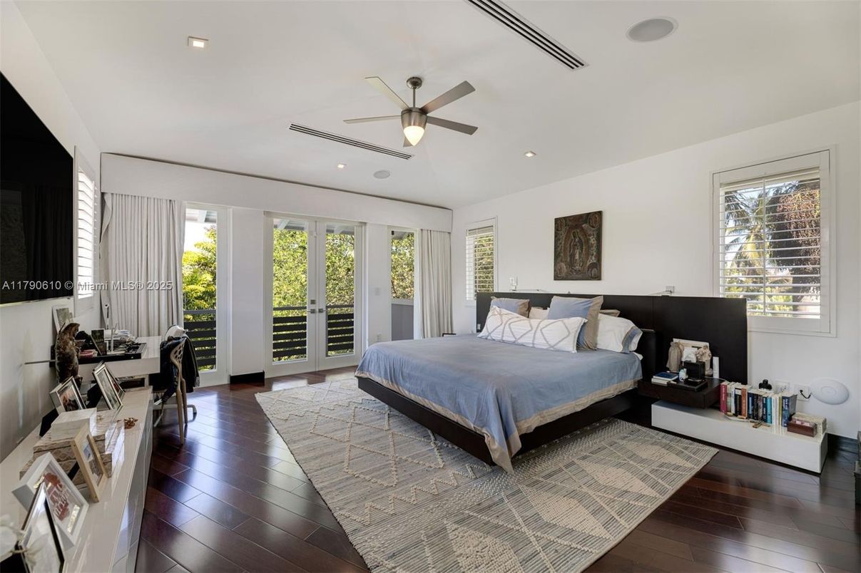 Bedroom, Dining room, Interior, Recessed Lighting, Wood Texture Flooring