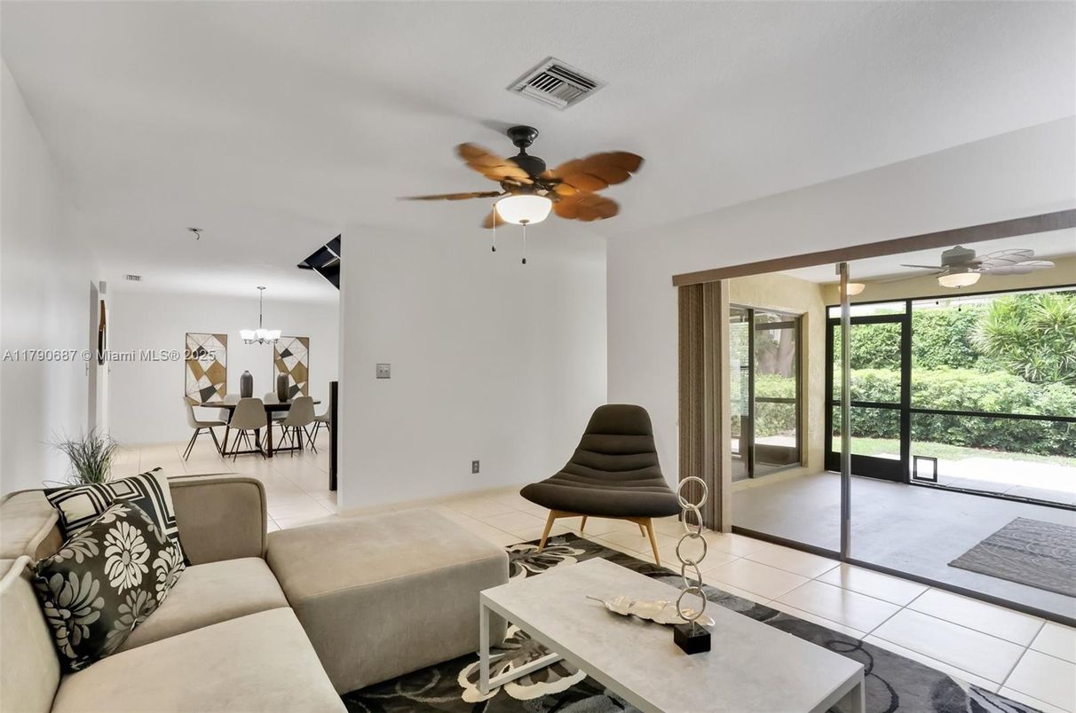 Chandelier, Dining room, Interior, Living room