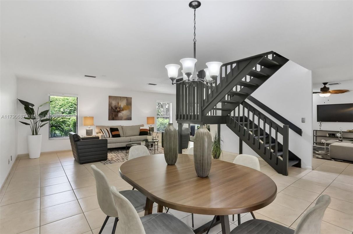 Chandelier, Dining room, Interior, Living room