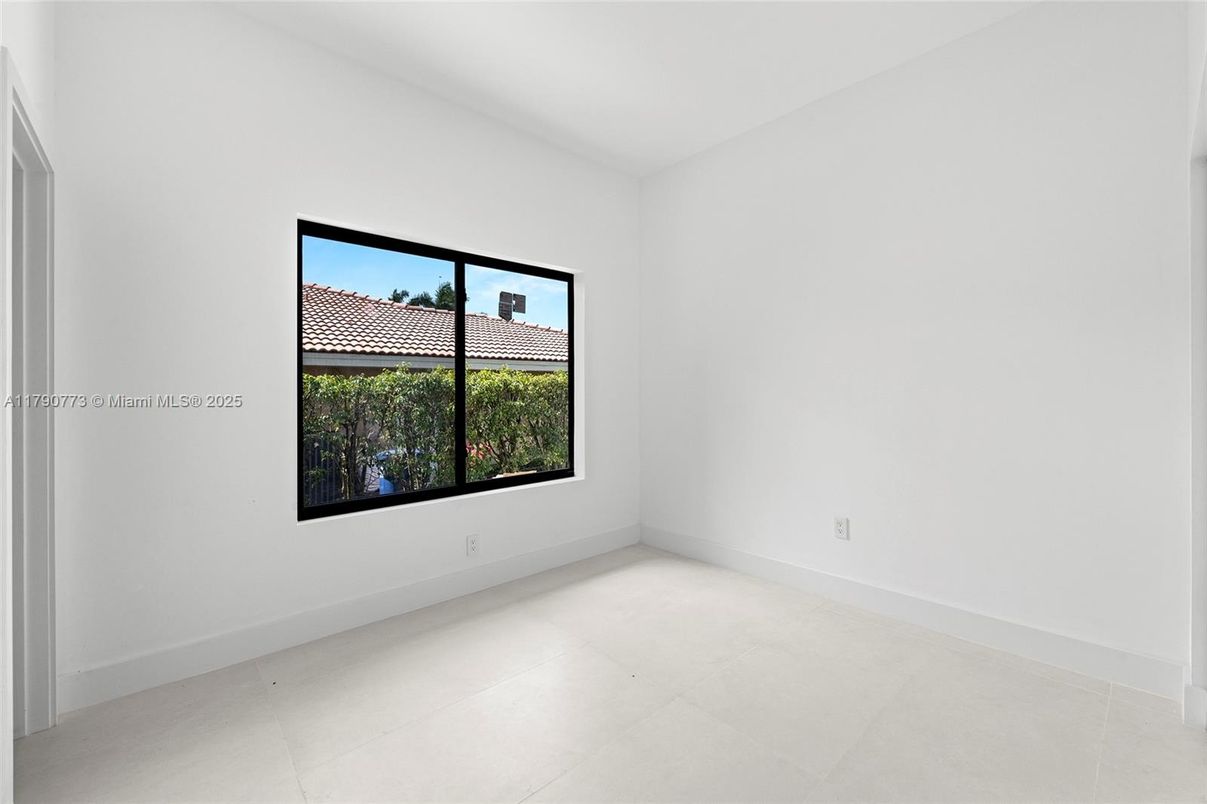Empty room, Interior