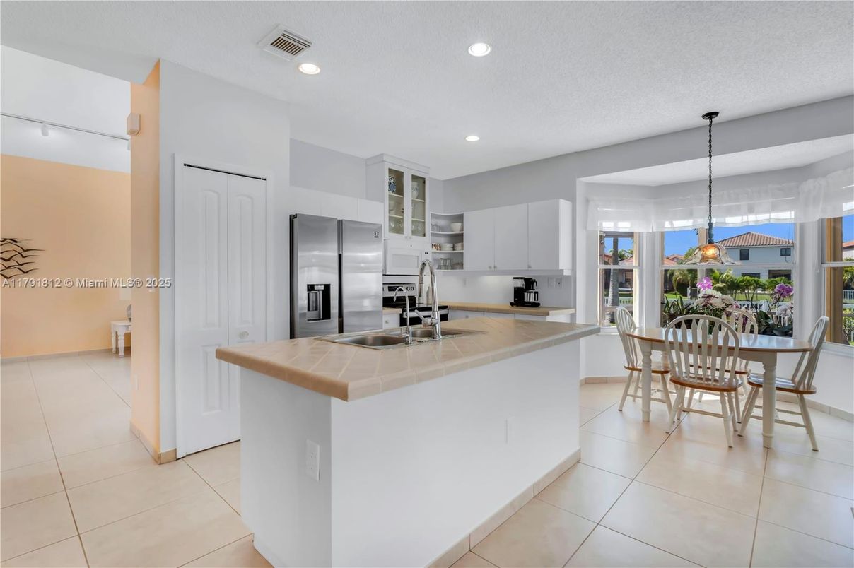 Dining room, Interior, Kitchen, Pendant Lights, Recessed Lighting, Stainless Steel Appliances