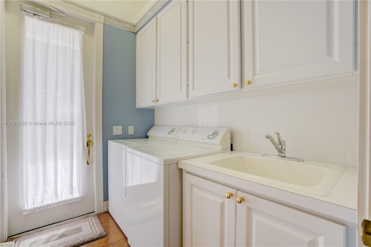 Interior, Washer, Wood Texture Flooring