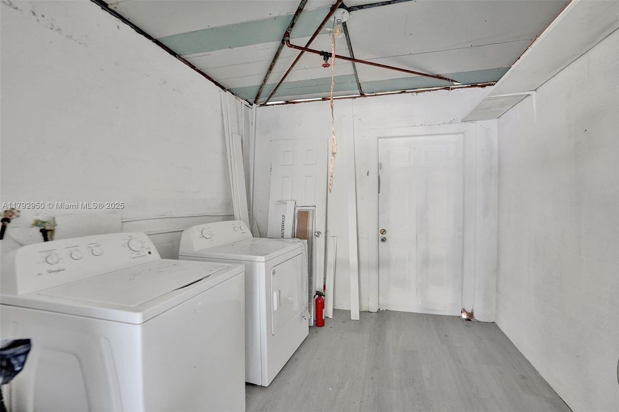 Interior, Washer, Wood Texture Flooring