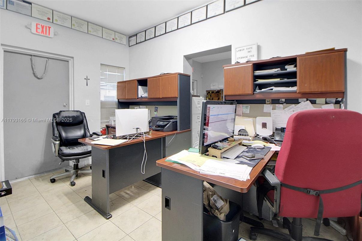 Home Office, Interior