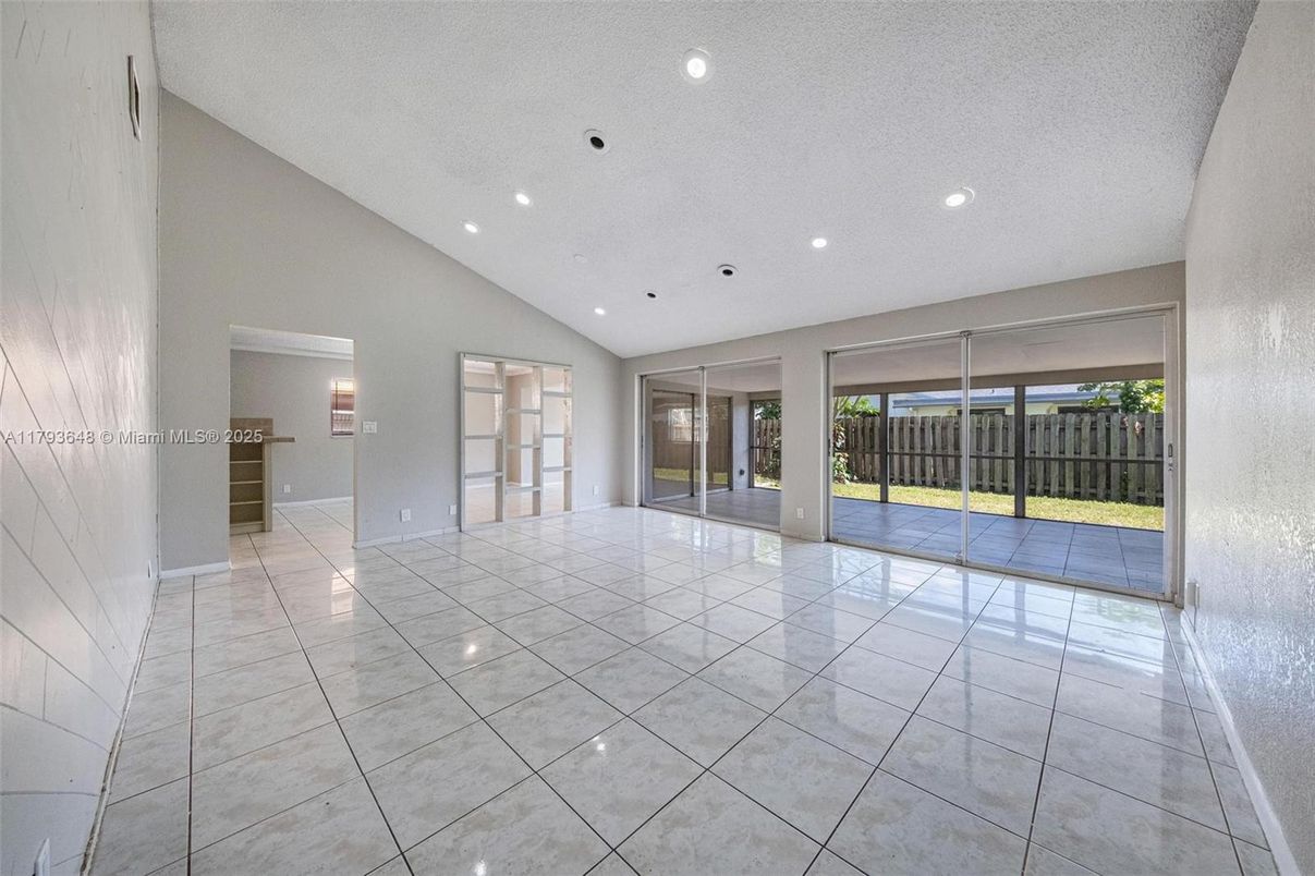 Empty room, Interior, Recessed Lighting