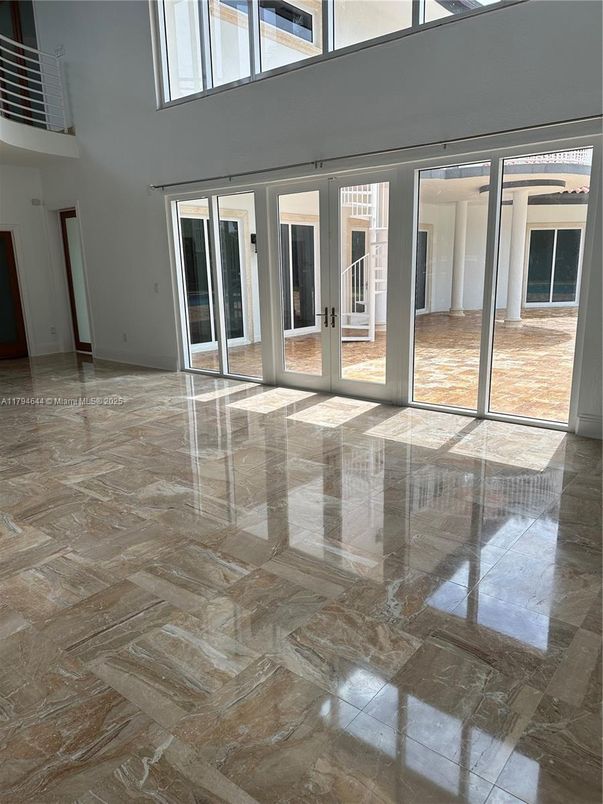 Empty room, Interior