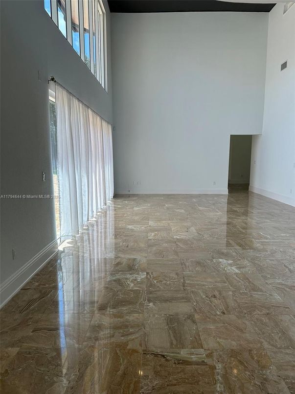 Empty room, Interior