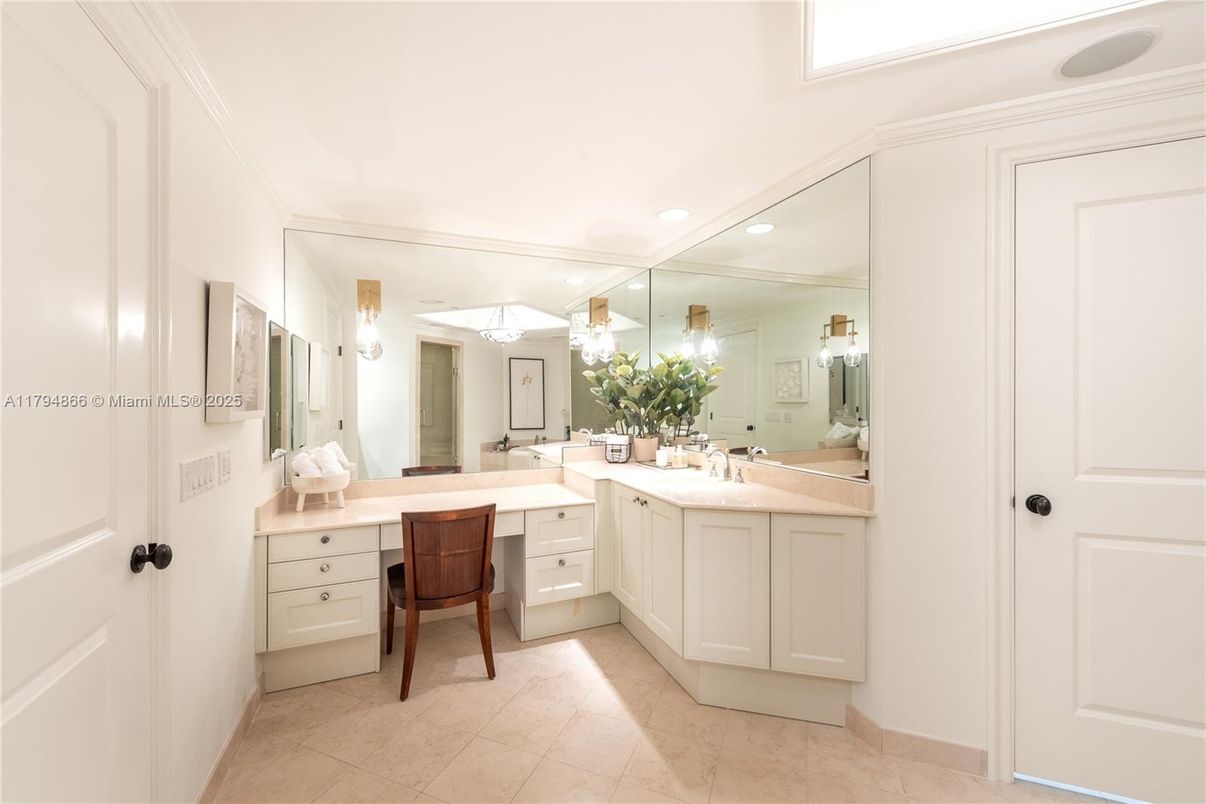 Bathroom, Dual Sink Vanities, Interior, Recessed Lighting