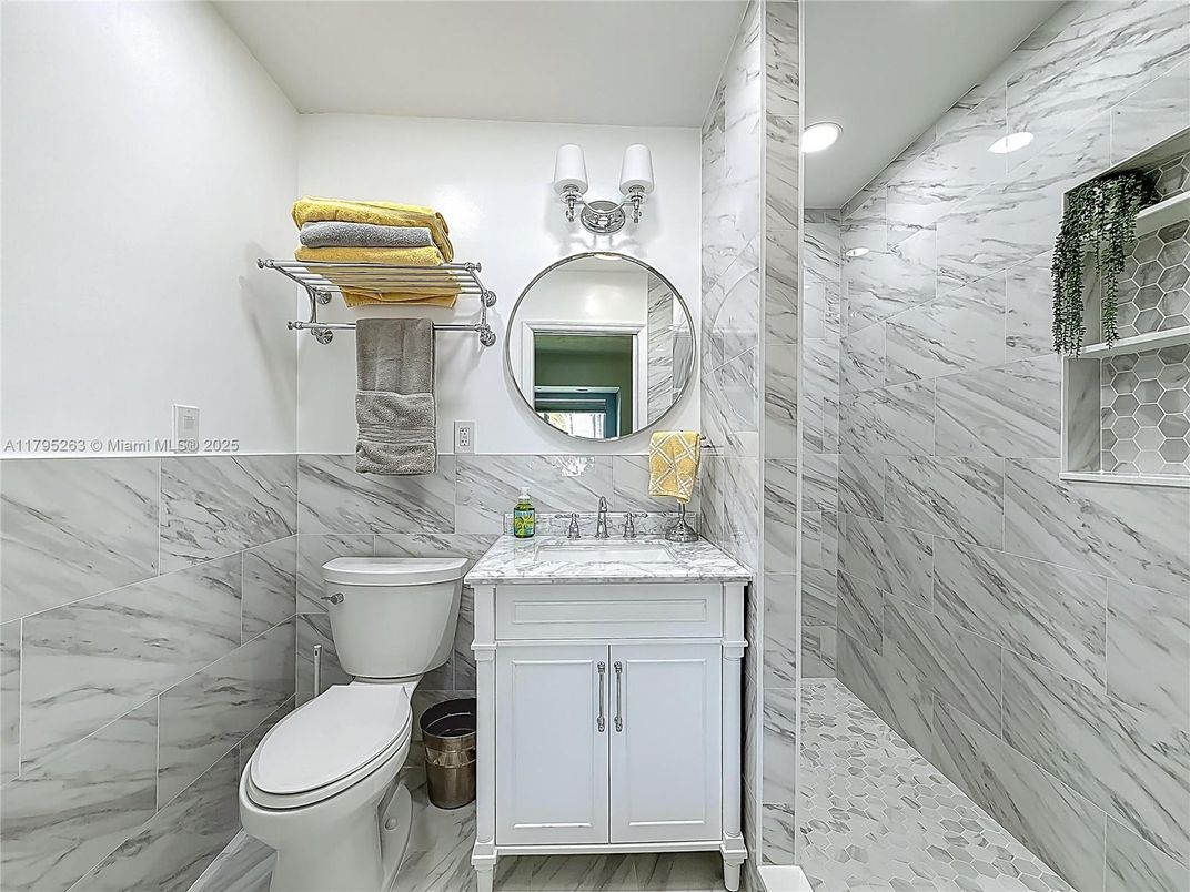 Bathroom, Interior, Marble, Marble Walls, Recessed Lighting