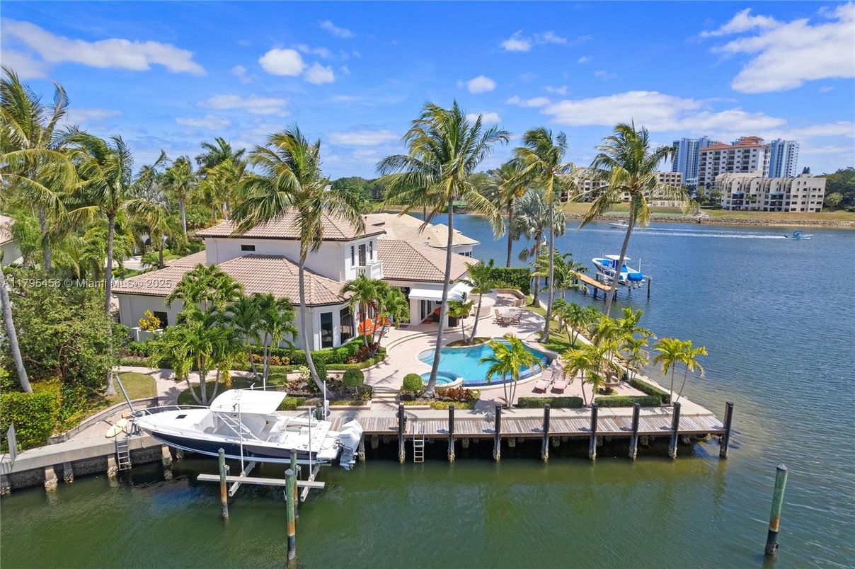 Exterior, Lake