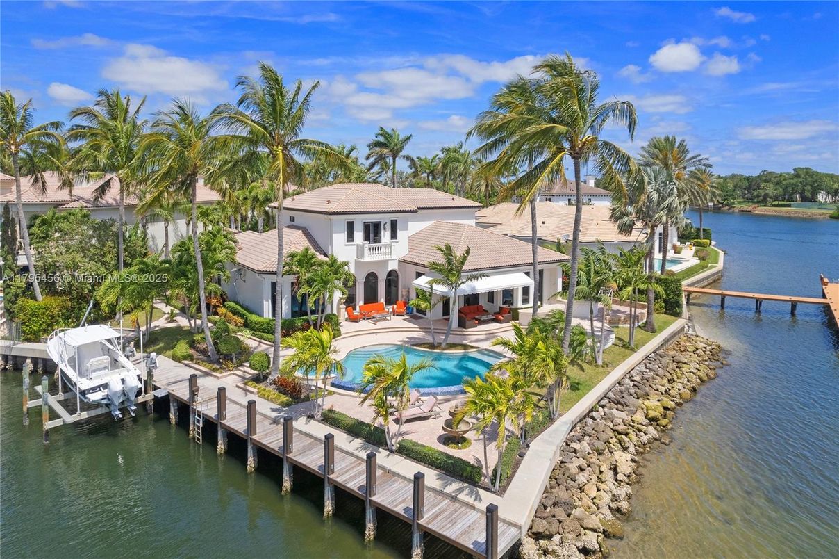 Exterior, Lake, Pool