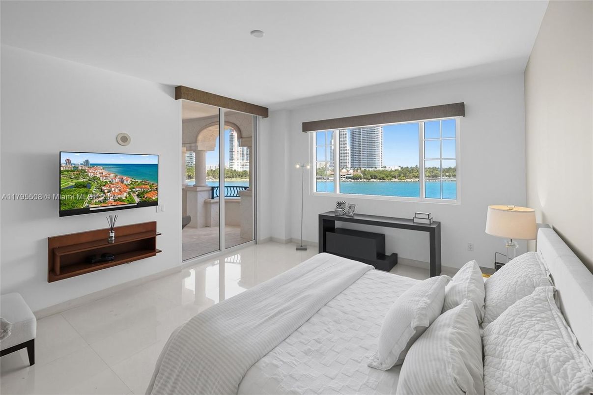 Bedroom, Interior, Water