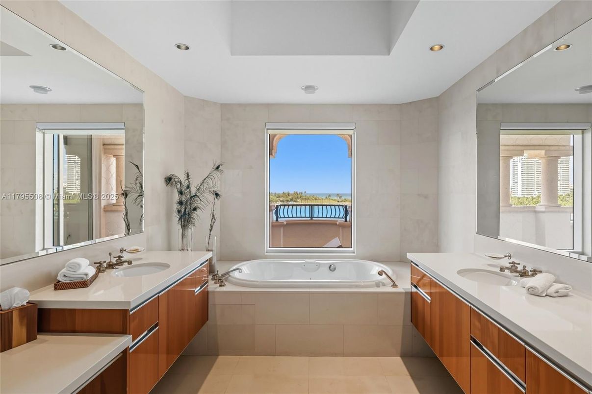 Bathroom, Dual Sink Vanities, Interior, Recessed Lighting