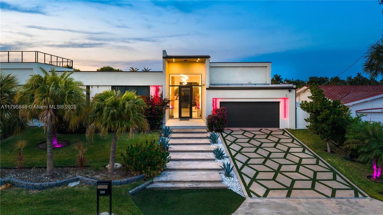 Attached, Exterior, Facade, Modern