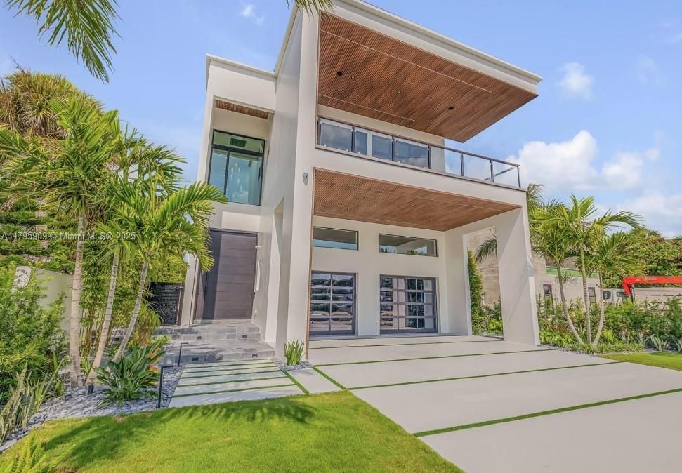 Exterior, Facade, Modern