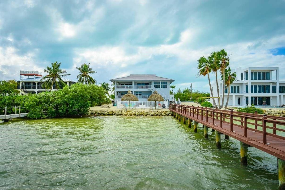 Exterior, Lake
