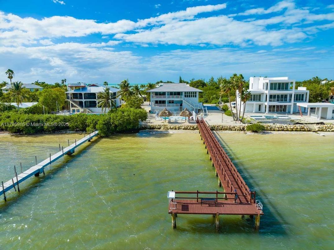 Exterior, Lake