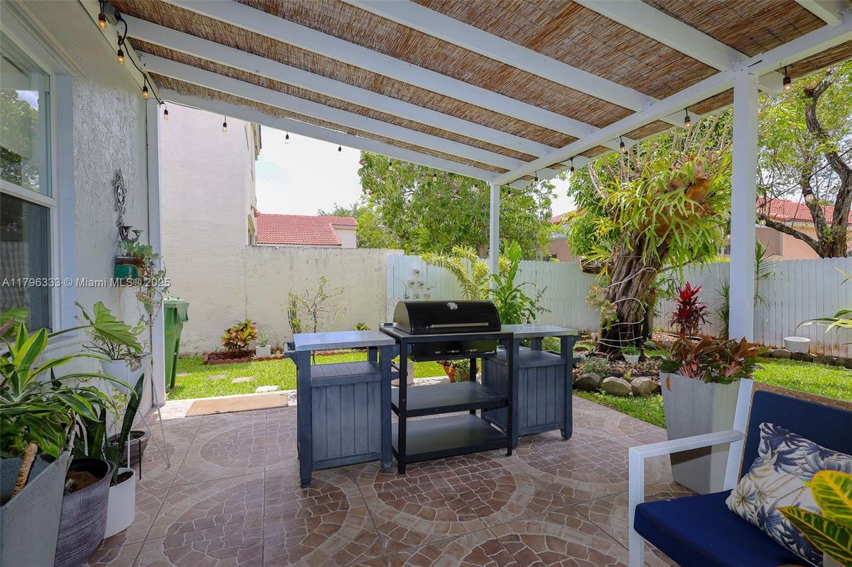 Exterior, Outdoor Kitchen