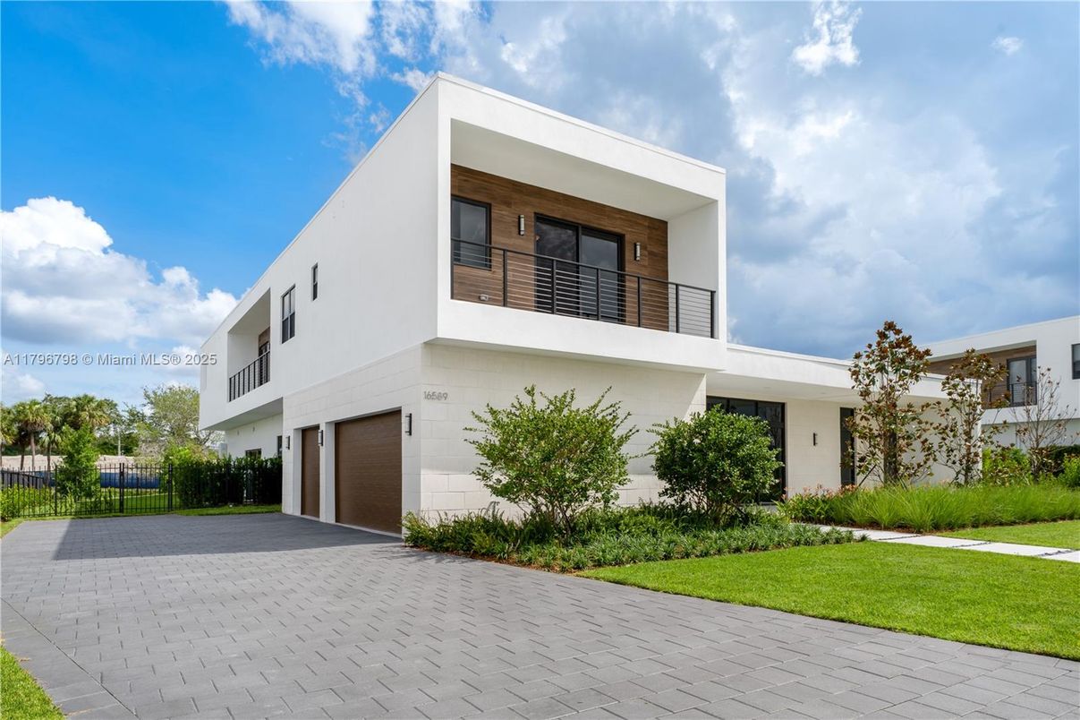 Attached, Exterior, Facade, Modern
