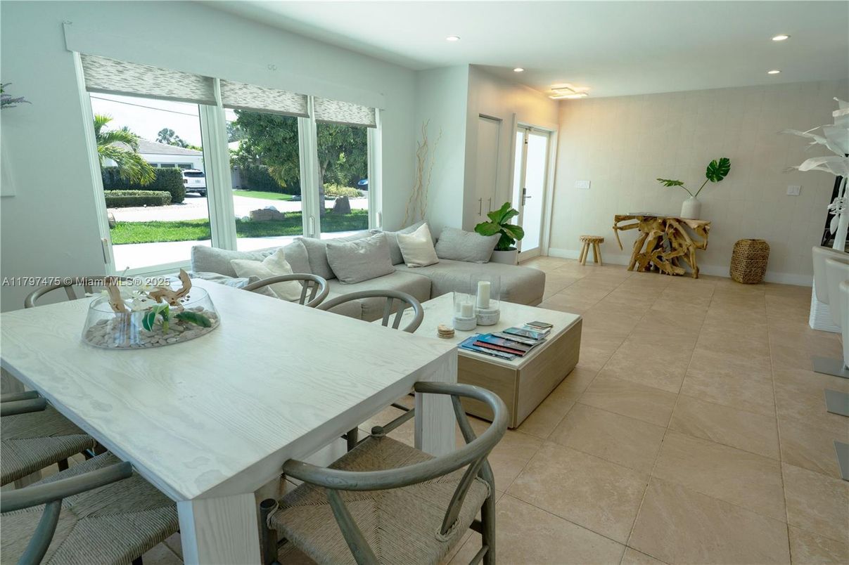 Dining room, Interior, Living room, Recessed Lighting
