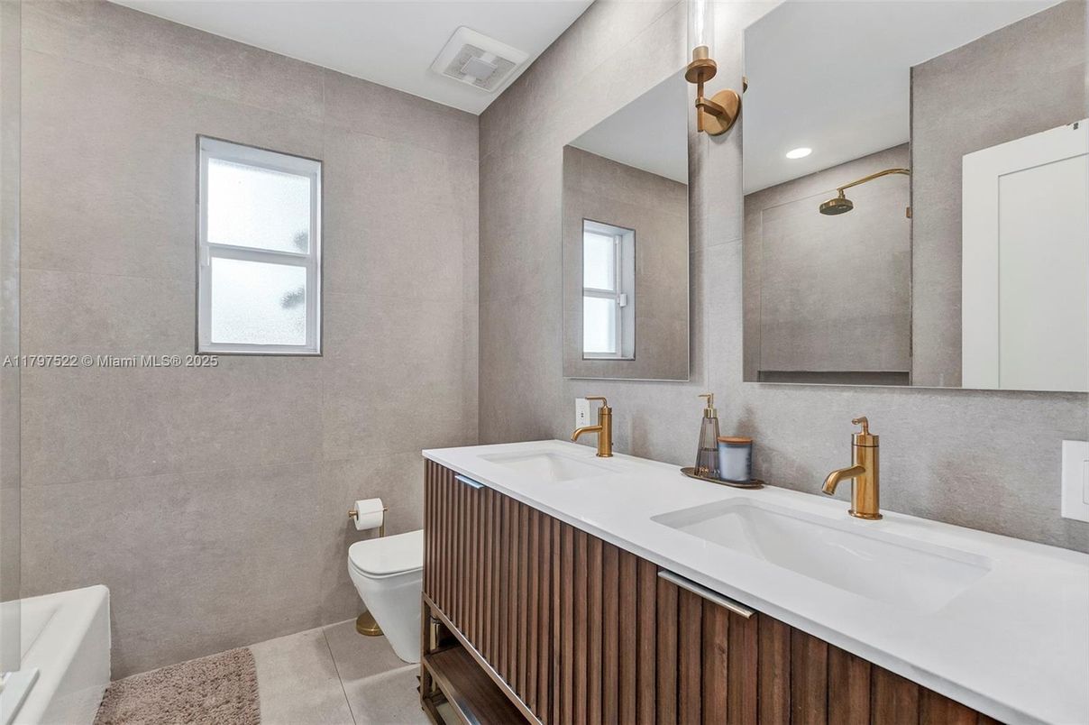 Bathroom, Dual Sink Vanities, Interior, Recessed Lighting