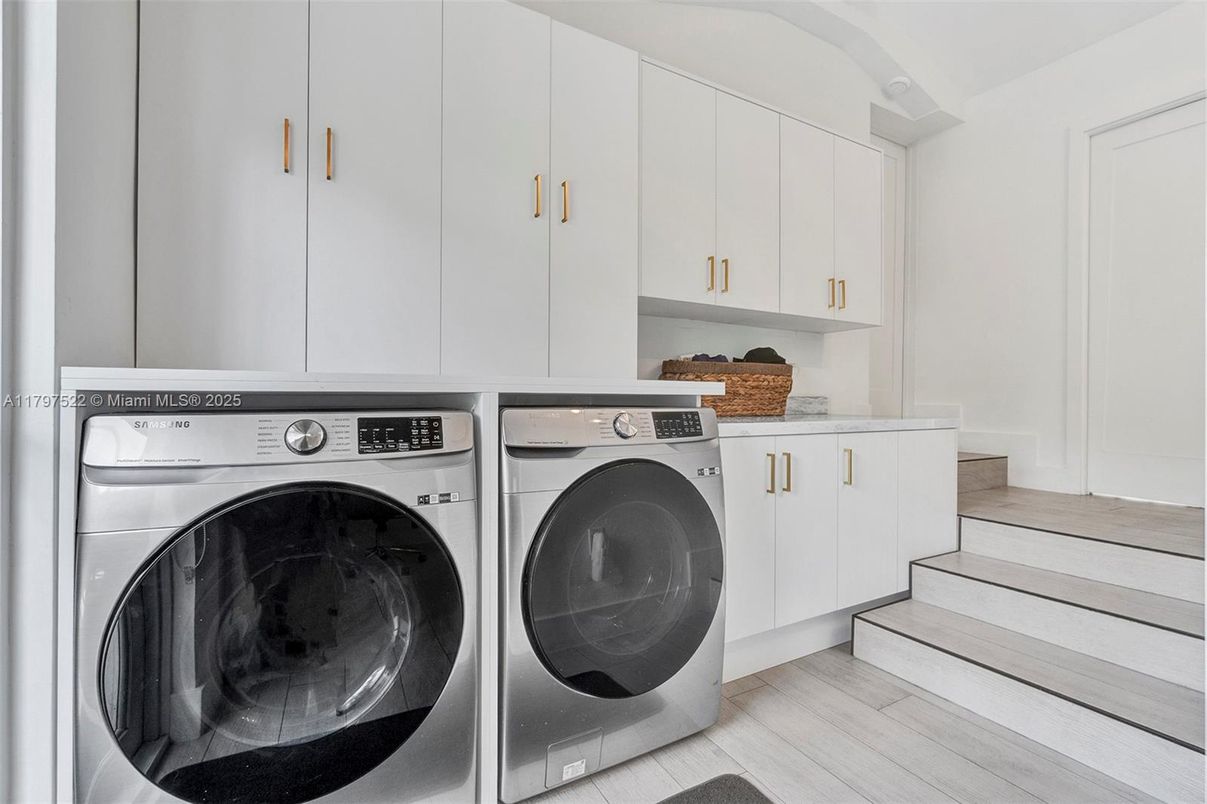 Interior, Washer, Wood Texture Flooring